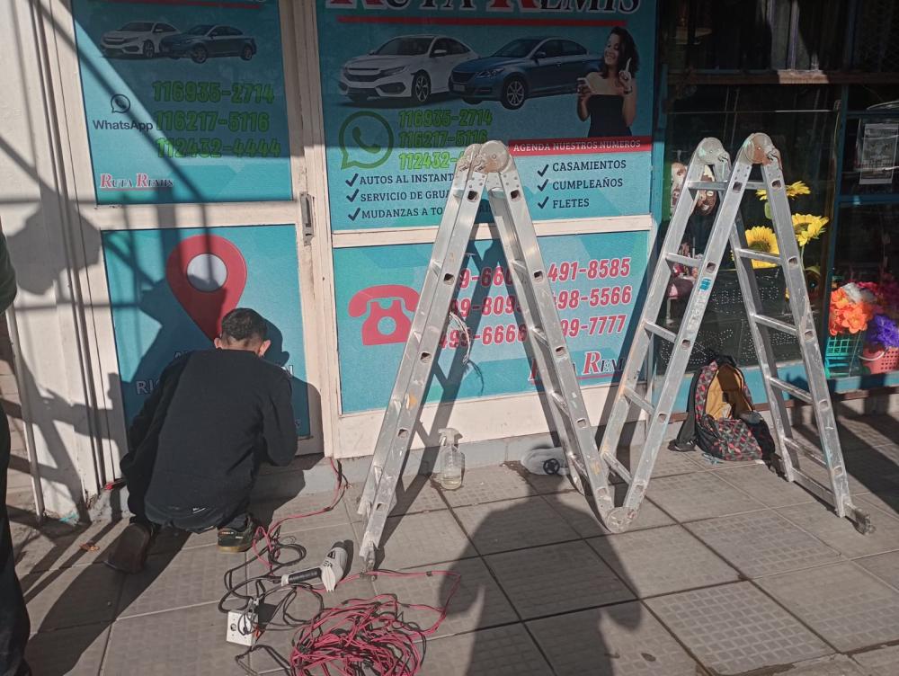 Vidriera Con vinilo Microperforado. diseño impresion y colocacion